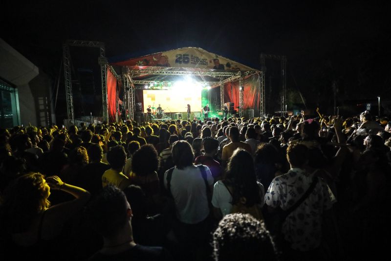 SHOW OS AMANTES - FEIRA DO LIVRO - FOTOS MARCELO SEABRA/AGPARA <div class='credito_fotos'>Foto: Marcelo Seabra / Ag. Pará   |   <a href='/midias/2022/originais/15075_832ab87a-0dcf-bc02-5a05-fc60abe60c11.jpg' download><i class='fa-solid fa-download'></i> Download</a></div>