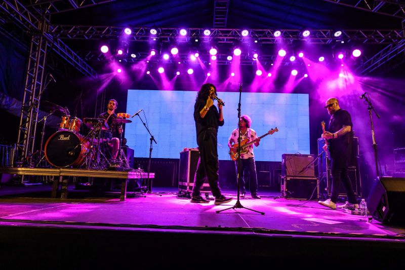 SHOW OS AMANTES - FEIRA DO LIVRO - FOTOS MARCELO SEABRA/AGPARA <div class='credito_fotos'>Foto: Marcelo Seabra / Ag. Pará   |   <a href='/midias/2022/originais/15075_b78c4ce6-c02c-8675-0e3c-bd41f04f87ed.jpg' download><i class='fa-solid fa-download'></i> Download</a></div>