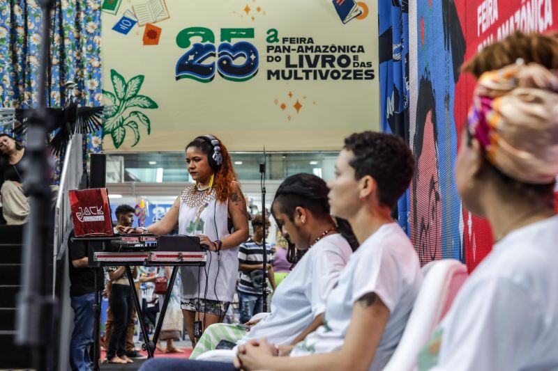 Sarau na feira SLAM DAS DANDARAS DO NORTE Fotos Pedro Guerreiro AgPará <div class='credito_fotos'>Foto: Pedro Guerreiro / Ag. Pará   |   <a href='/midias/2022/originais/15077_03bd6e74-70b7-5227-9bf4-87b9949dda41.jpg' download><i class='fa-solid fa-download'></i> Download</a></div>