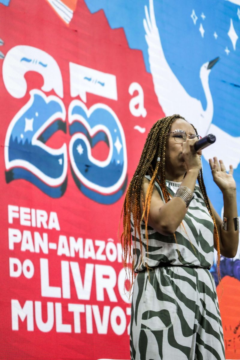 Sarau na feira SLAM DAS DANDARAS DO NORTE Fotos Pedro Guerreiro AgPará <div class='credito_fotos'>Foto: Pedro Guerreiro / Ag. Pará   |   <a href='/midias/2022/originais/15077_d31759ae-419d-97c4-d419-8b2cd4b2ff76.jpg' download><i class='fa-solid fa-download'></i> Download</a></div>