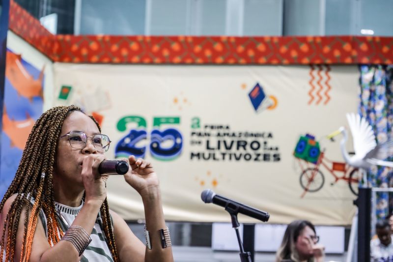Sarau na feira SLAM DAS DANDARAS DO NORTE Fotos Pedro Guerreiro AgPará <div class='credito_fotos'>Foto: Pedro Guerreiro / Ag. Pará   |   <a href='/midias/2022/originais/15077_deae891e-b8ed-807b-3f9d-986918f3de53.jpg' download><i class='fa-solid fa-download'></i> Download</a></div>