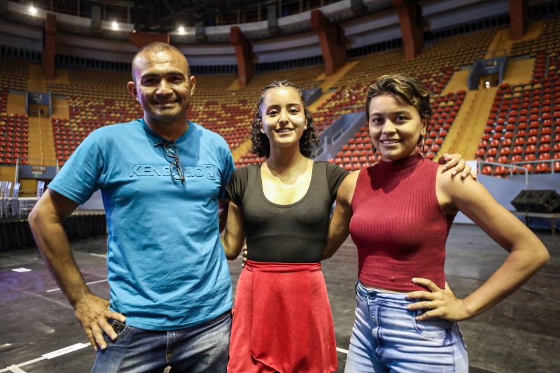 Emilly Goés (meio) - Aluna de Balé na Usina da Cabanagem
Cileide Goés e Edinaldo Albuquerque - Pais da Emilly Goés <div class='credito_fotos'>Foto: Rodrigo Pinheiro / Ag.Pará | <a href='/midias/2022/originais/15131_a66c51f4-0002-5571-5f84-9694c663093e.jpg' download><i class='fa-solid fa-download'></i> Download</a></div>