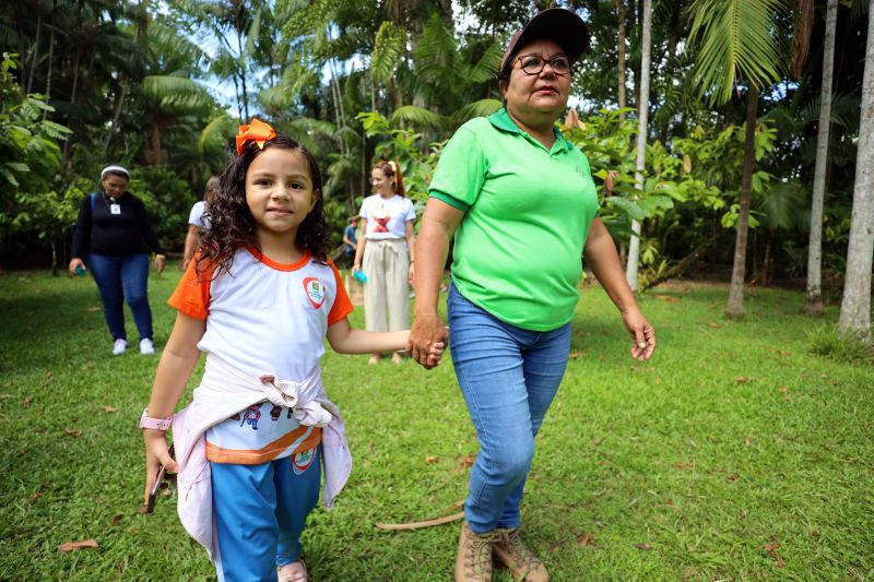 Crianças em Tratamento contra o Câncer visitam Fabrica de Chocolate no Combu - Fotos Bruno Cecim - Ag.Pará
Rebeca Vitória, aluna e Izete Costa, dona da fábrica de Chocolate. <div class='credito_fotos'>Foto: Bruno Cecim / Ag.Pará | <a href='/midias/2022/originais/15134_b15a3e4f-e390-4f5e-215a-886510d0c9e1.jpg' download><i class='fa-solid fa-download'></i> Download</a></div>