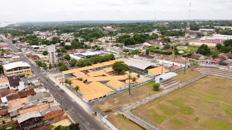 imagens de drone da PA 439 e da E E E M Pe José Nicolino de Souza em Oriximiná <div class='credito_fotos'>Foto: Augusto Miranda / Ag. Pará   |   <a href='/midias/2022/originais/15241_044a6aea-076b-27ec-0e9d-da74d23680ad.jpg' download><i class='fa-solid fa-download'></i> Download</a></div>