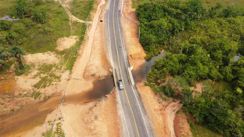 imagens de drone da PA 439 e da E E E M Pe José Nicolino de Souza em Oriximiná <div class='credito_fotos'>Foto: Augusto Miranda / Ag. Pará   |   <a href='/midias/2022/originais/15241_0eda8d8c-6f5e-6286-3046-e347d9a7766a.jpg' download><i class='fa-solid fa-download'></i> Download</a></div>