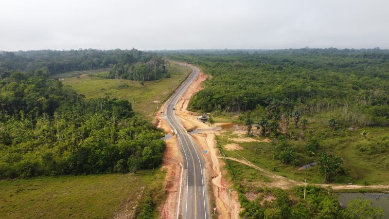 imagens de drone da PA 439 e da E E E M Pe José Nicolino de Souza em Oriximiná <div class='credito_fotos'>Foto: Augusto Miranda / Ag. Pará   |   <a href='/midias/2022/originais/15241_10f06990-61ee-5e38-4dbc-b8ebe930cf9c.jpg' download><i class='fa-solid fa-download'></i> Download</a></div>