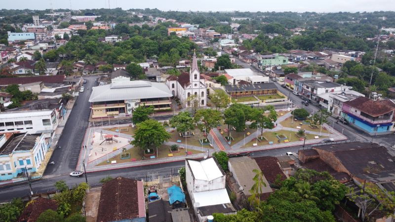 imagens de drone da PA 439 e da E E E M Pe José Nicolino de Souza em Oriximiná <div class='credito_fotos'>Foto: Augusto Miranda / Ag. Pará   |   <a href='/midias/2022/originais/15241_1373af7f-5925-b00c-2f87-e7842f756b61.jpg' download><i class='fa-solid fa-download'></i> Download</a></div>