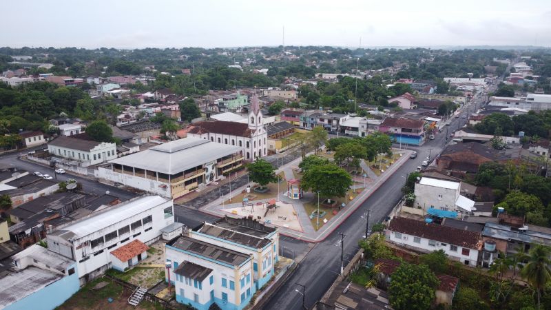 imagens de drone da PA 439 e da E E E M Pe José Nicolino de Souza em Oriximiná <div class='credito_fotos'>Foto: Augusto Miranda / Ag. Pará   |   <a href='/midias/2022/originais/15241_23ce8c1c-c673-7e9e-fa64-080d7ccd4b5a.jpg' download><i class='fa-solid fa-download'></i> Download</a></div>