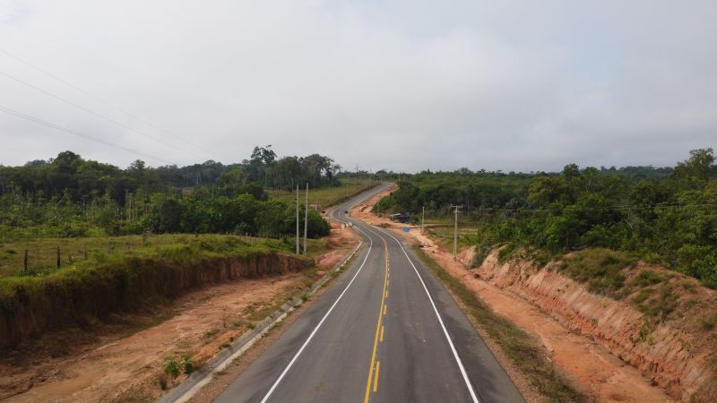 imagens de drone da PA 439 e da E E E M Pe José Nicolino de Souza em Oriximiná <div class='credito_fotos'>Foto: Augusto Miranda / Ag. Pará   |   <a href='/midias/2022/originais/15241_2a1dba2f-7545-60bd-81d0-44b9f423bacb.jpg' download><i class='fa-solid fa-download'></i> Download</a></div>