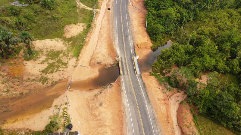 imagens de drone da PA 439 e da E E E M Pe José Nicolino de Souza em Oriximiná <div class='credito_fotos'>Foto: Augusto Miranda / Ag. Pará   |   <a href='/midias/2022/originais/15241_54c0dac2-fd12-3668-6ce4-09d2c70ce601.jpg' download><i class='fa-solid fa-download'></i> Download</a></div>