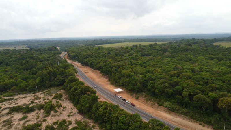 imagens de drone da PA 439 e da E E E M Pe José Nicolino de Souza em Oriximiná <div class='credito_fotos'>Foto: Augusto Miranda / Ag. Pará   |   <a href='/midias/2022/originais/15241_6af9f3f0-f5cc-4b20-09e2-b064d0065856.jpg' download><i class='fa-solid fa-download'></i> Download</a></div>