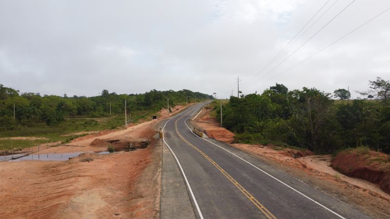 imagens de drone da PA 439 e da E E E M Pe José Nicolino de Souza em Oriximiná <div class='credito_fotos'>Foto: Augusto Miranda / Ag. Pará   |   <a href='/midias/2022/originais/15241_8878f59e-f174-faae-1a39-40d00850f87b.jpg' download><i class='fa-solid fa-download'></i> Download</a></div>