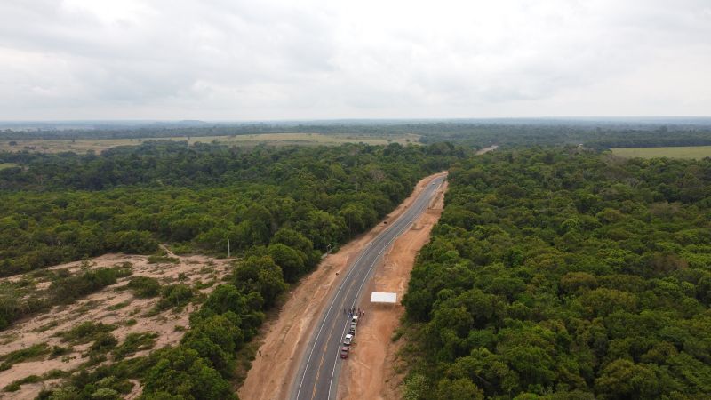 imagens de drone da PA 439 e da E E E M Pe José Nicolino de Souza em Oriximiná <div class='credito_fotos'>Foto: Augusto Miranda / Ag. Pará   |   <a href='/midias/2022/originais/15241_8eee9162-d82c-caa1-c99b-965eec9f6a41.jpg' download><i class='fa-solid fa-download'></i> Download</a></div>