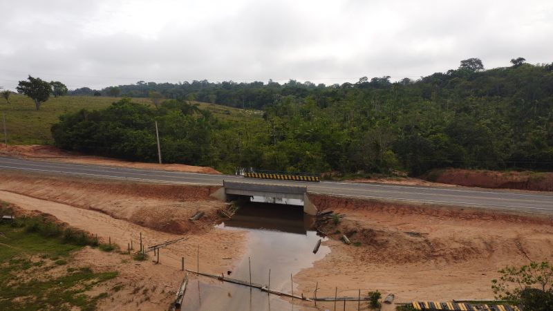 imagens de drone da PA 439 e da E E E M Pe José Nicolino de Souza em Oriximiná <div class='credito_fotos'>Foto: Augusto Miranda / Ag. Pará   |   <a href='/midias/2022/originais/15241_c6180e2e-d259-bb4e-d754-e56acb278835.jpg' download><i class='fa-solid fa-download'></i> Download</a></div>