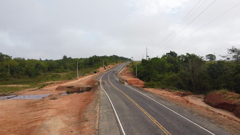 imagens de drone da PA 439 e da E E E M Pe José Nicolino de Souza em Oriximiná <div class='credito_fotos'>Foto: Augusto Miranda / Ag. Pará   |   <a href='/midias/2022/originais/15241_dcea982e-9368-04a5-9263-1bedeaf6cdec.jpg' download><i class='fa-solid fa-download'></i> Download</a></div>