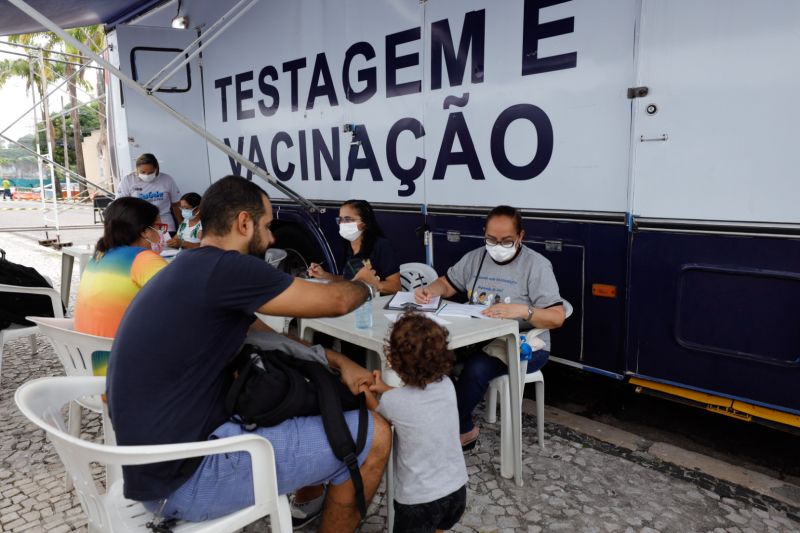 Adultos com as crianças na unidade móvel da Sespa instalada ao lado da Basílica Santuário de Nazaré, em Belém