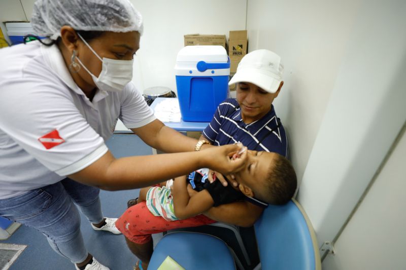 Criança recebe dose da poliomelite dentro do esquema de imunização necessário para a proteção contra a doença