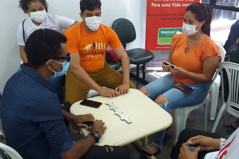 jovens jogando dominó