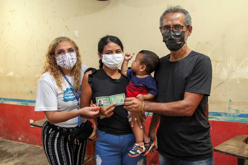 Kauâ Silva Bandeira,  17. Com sua esposa e filho.