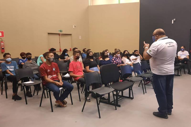 gerente do Detran Ricardo Domont durante a palestra educativa