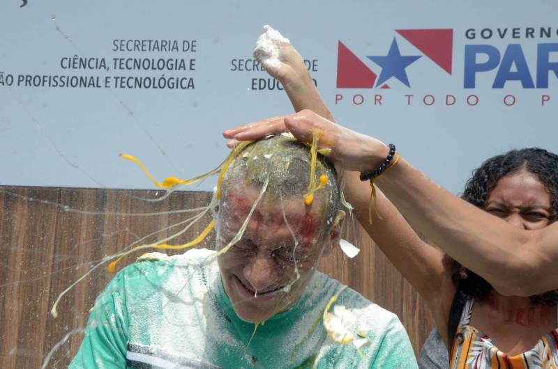 A tradicional comemoração com quebrade ovos
