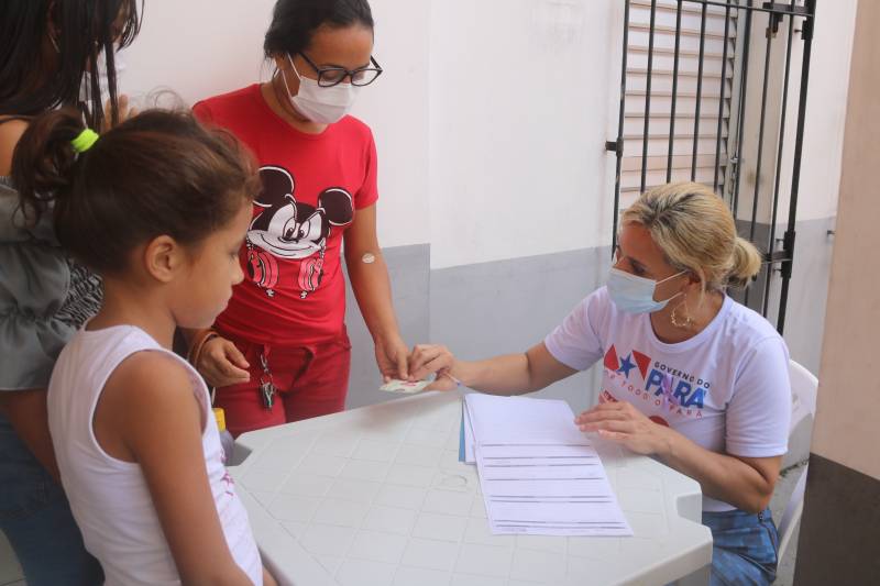 A coordenadora do TerPaz no Guamá, Kelly Mendes, no atendimento à população do território.