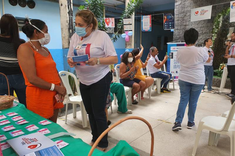 tttttttttttttttFonoaudióloga Cláudia Martins durante orientação na campanha 'Sua Voz Importa'