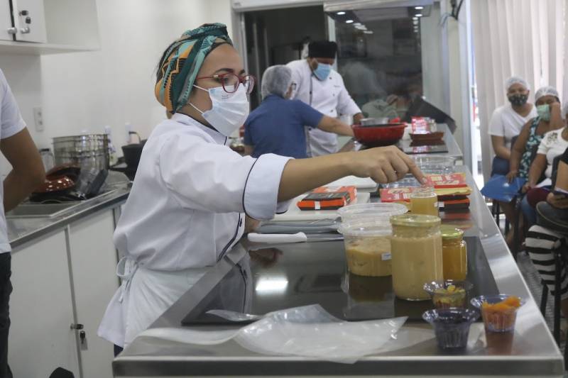 O objetivo do curso foi ensinar a produção de bombons de chocolate e ovos de páscoa