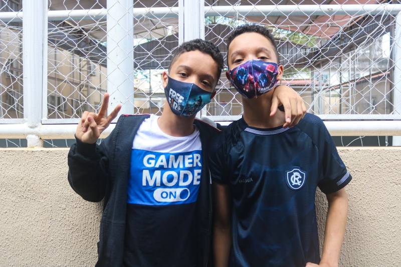 irmãos gêmeos Rodrigo e Renzo Silva, de 12 anos, que estudam na escola, onde parte da família já estudou.