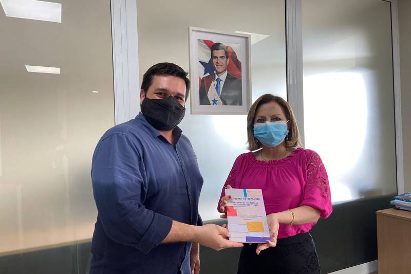 Secretária Elieth e o professor Felipe Linhares