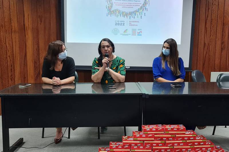 LUCIANA MARADEI FALNDO AO PÚBLICO