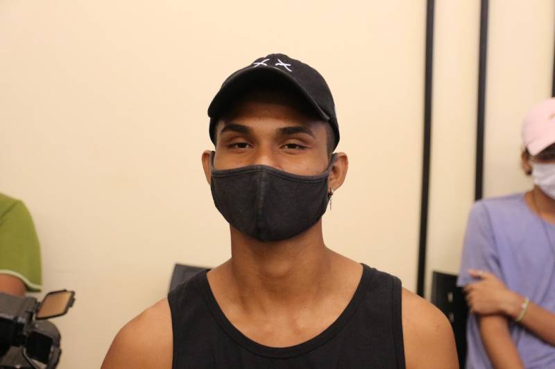 Gabriel Nascimento, de 19 anos, também aguardava para emitir pela primeira vez o título de eleitor.