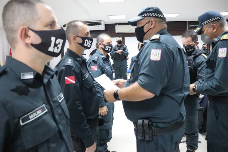 Coronel Dilson Júnior (d) durante o início do curso que reúne policiais militares do Pará e de outros estados 