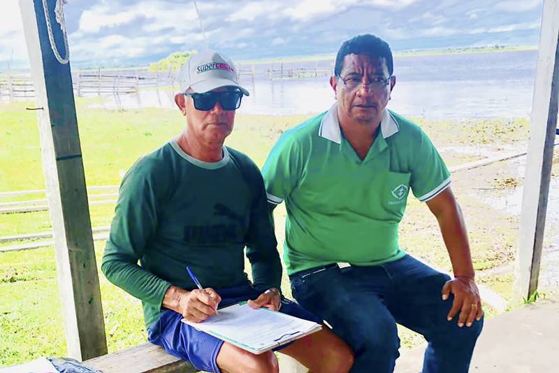 ttttttttTécnico da Emater Elinaldo Martins coleta dados de produtor para emissão de Licença Ambiental Rural.