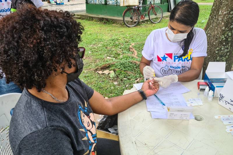 Servidora da Sespa, Marilene Santos, em atendimento a jovem na Praça da República, em Belém