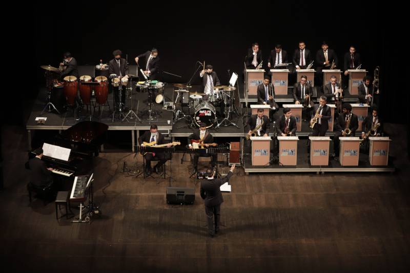 O maestro Eduardo Lima em ação com os músicos da consagrada Amazônia Jazz Band 