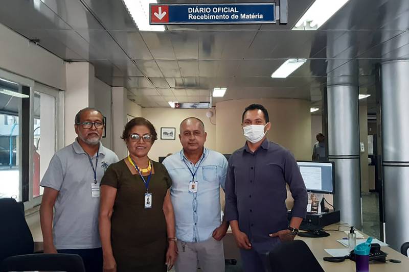 Equipe da loja que recebe as matérias das empresas privadas