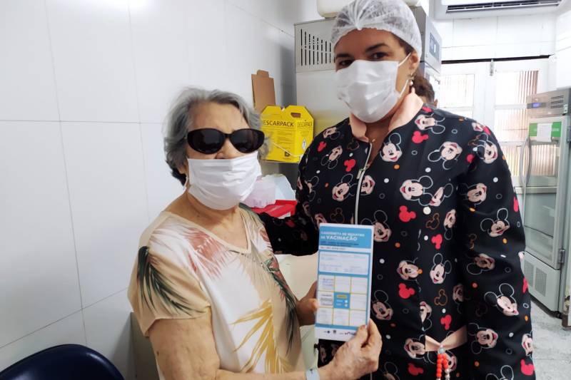 Dona Irecina e sua carteira de vacina