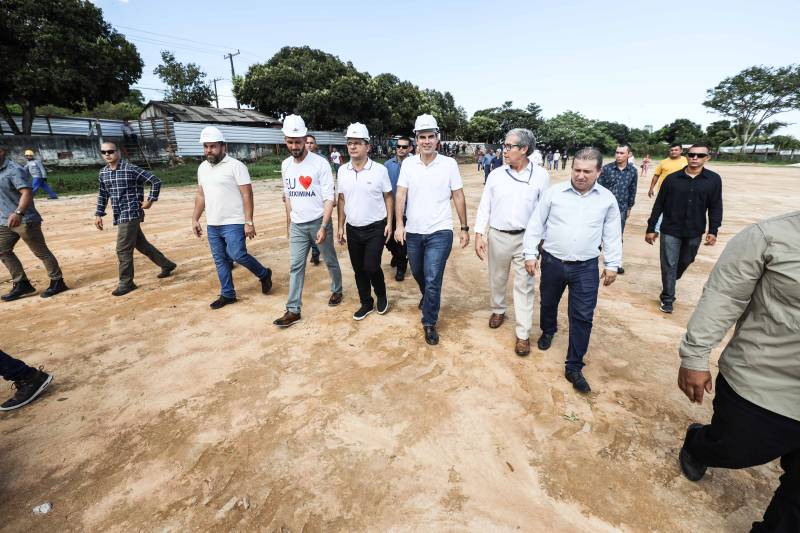 Helder Barbalho e demais autoridades no canteiro de obras