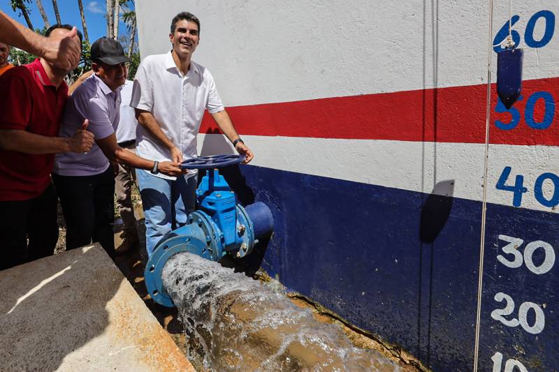 Governador Helder Barbalho acionou o novo sistema de abastecimento, que leva água a 14 mil moradores