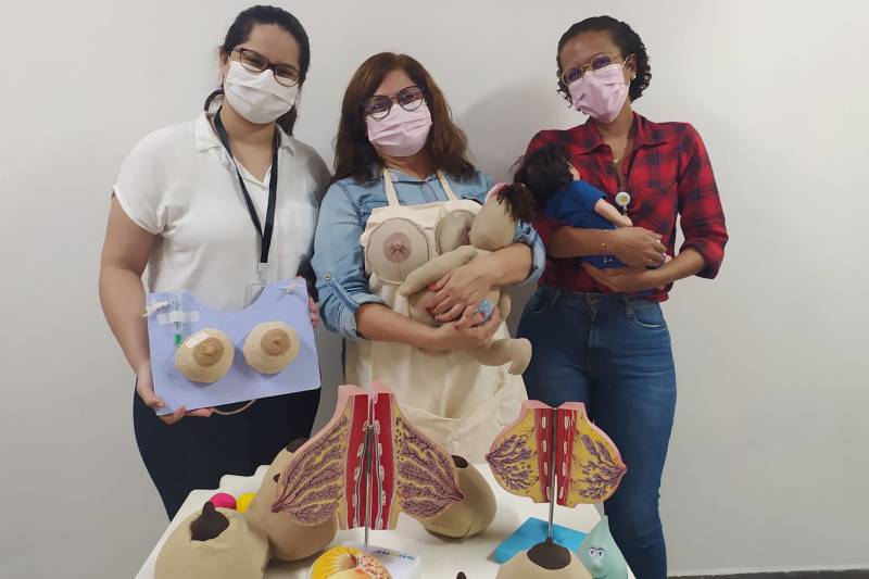 Vanda Marvão e estudantes com os kits didáticos de amamamentação