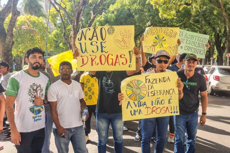 Estudante com o Cartaz - Lisiane Caldas Senhor careca - Professor Dário De camisa do evento - Valber Milhomem - Titular da Sejudh 