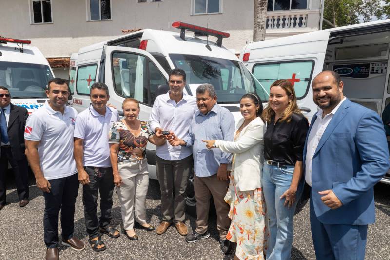 O governador Helder durante a entrega de mais 13 ambulâncias de remoção para municípios de várias regiões do Estado 