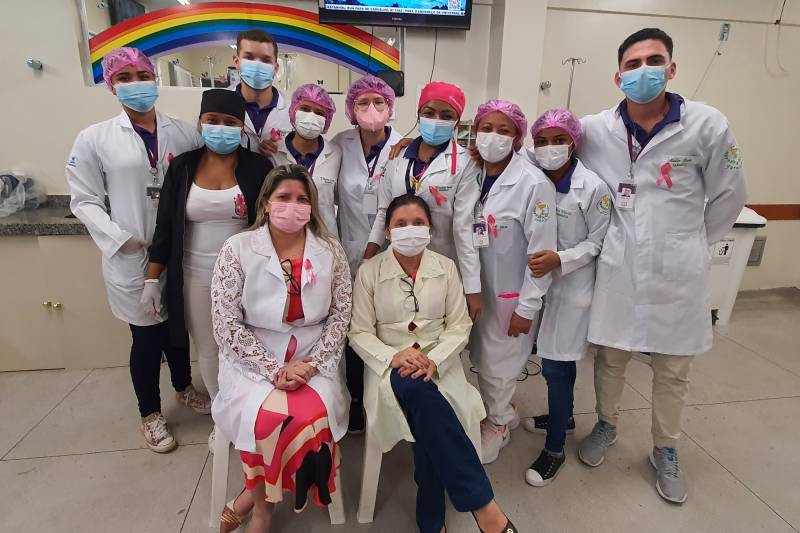 Equipe do HOL com voluntariado durante ação alusiva ao Outubro Rosa.