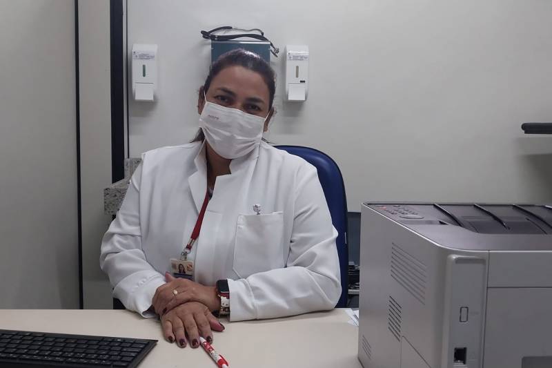 ttDRA LARISSA SORRINDO