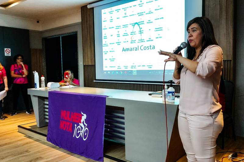 Foto: Roberta Vilanova/Sespa Enfermeira Michele Monteiro, da Sespa, orientou sobre como ter acesso ao tratamento pelo SUS