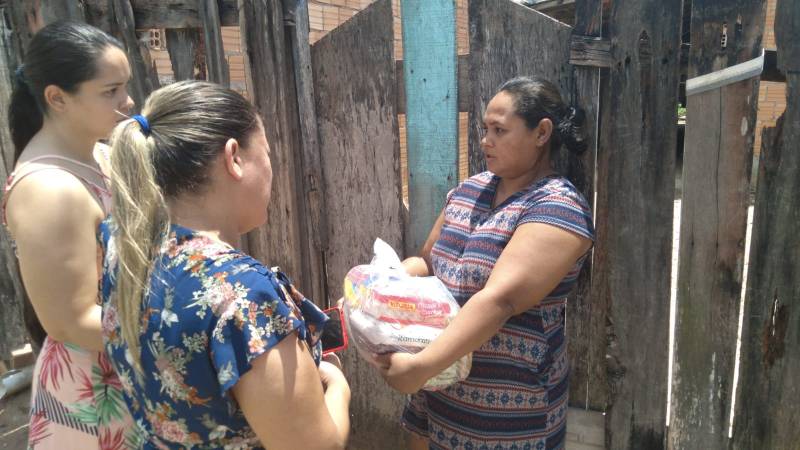 Visita do grupo foi surpresa à usuária Maria Travassos.