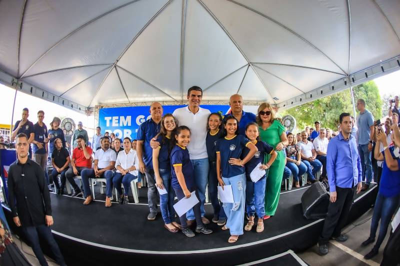 Governador Helder Barbalho entre pá 448 distrito de Taurai em Capanema