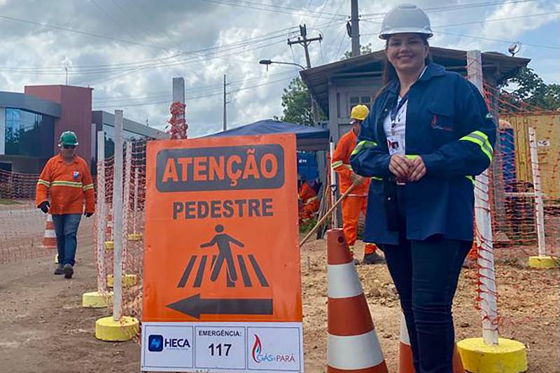 Presidente Claudia Bitar no canteiro de obras