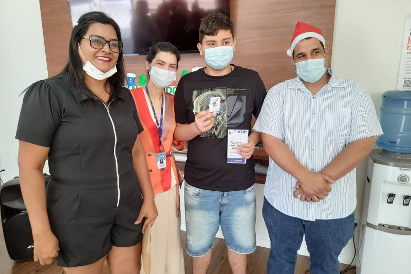 Usuário José Lucas com sua mãe Diana Loureiro, recebendo carteira do autista